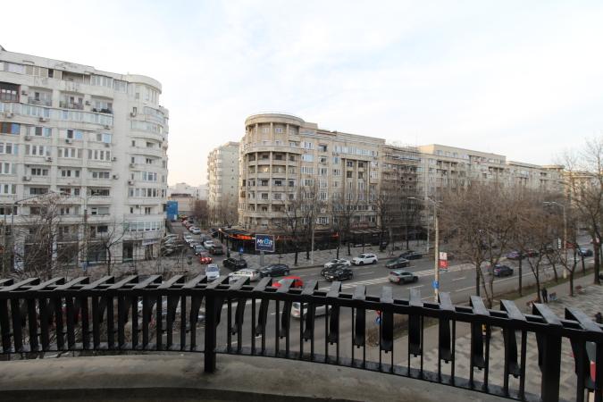 Decebal - Piata Alba Iulia - vedere bulevard - bloc mixt - 2 balcoane