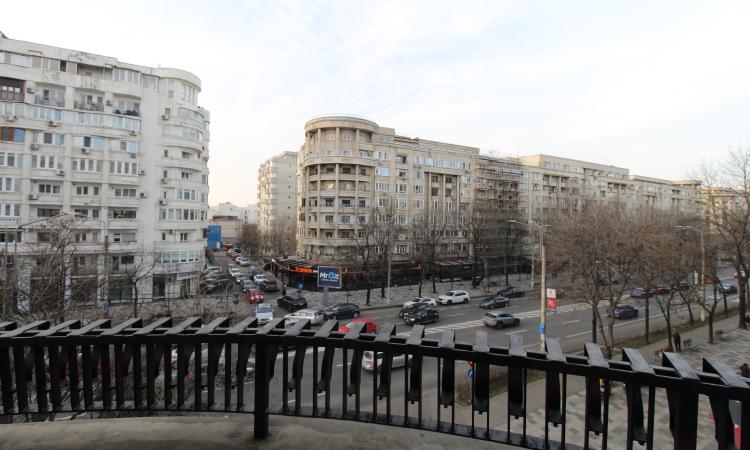 Decebal - Piata Alba Iulia - vedere bulevard - bloc mixt - 2 balcoane