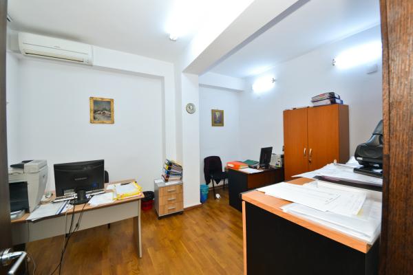 1 Mai, Inginer Zablovschi, Vila D+P+1E+M, 600 mp construiti, ideala birouri, clinica, comercial.