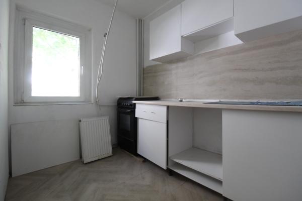 Decebal - metrou Piata Muncii - bloc mixt - studio renovat