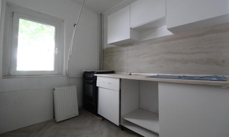 Decebal - metrou Piata Muncii - bloc mixt - studio renovat