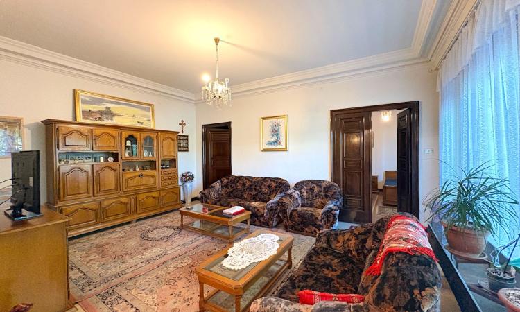 UNIRII-MIRCEA VODA, apartament in vila interbelica, 6 camere, 190 mp