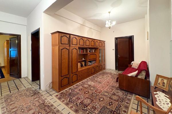 UNIRII-MIRCEA VODA, apartament in vila interbelica, 6 camere, 190 mp