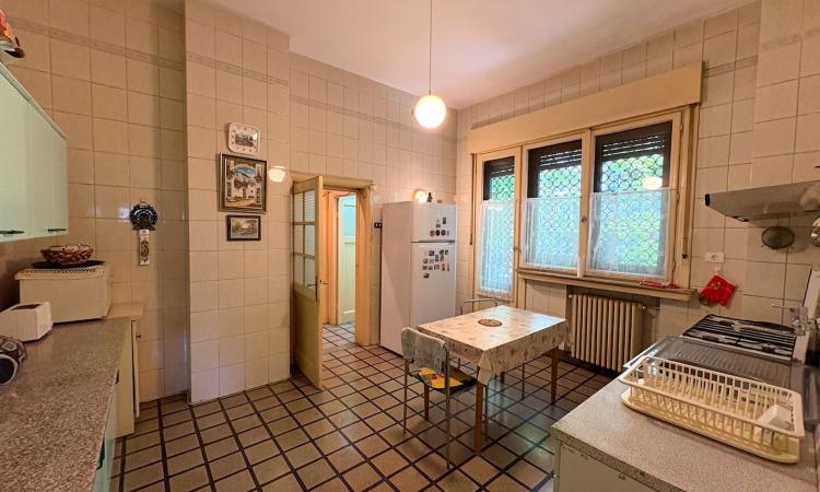 UNIRII-MIRCEA VODA, apartament in vila interbelica, 6 camere, 190 mp