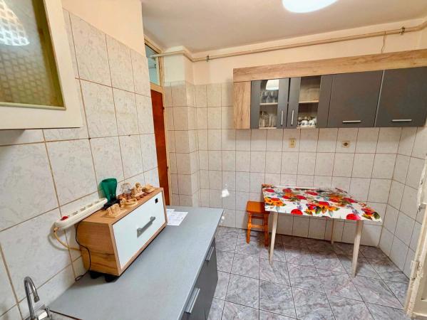 3 camere - Pacii - Metrou - 1981
