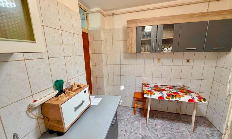 3 camere - Pacii - Metrou - 1981