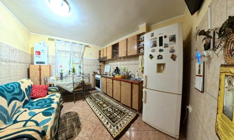 Apartament 3 camere Central - parter- 80 mp - boxa inclusa