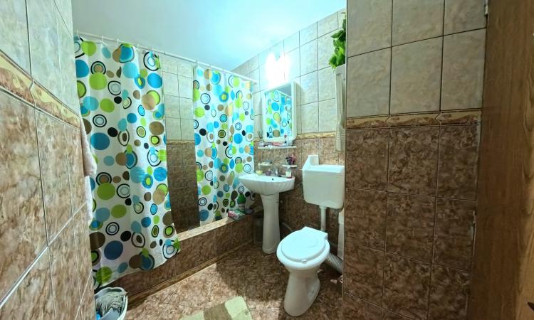 Apartament 3 camere Central - parter- 80 mp - boxa inclusa