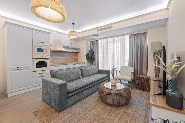 Titanic White, apartament lux, vedere frontala la mare