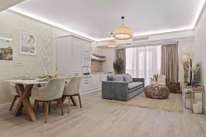 Titanic White, apartament lux, vedere frontala la mare