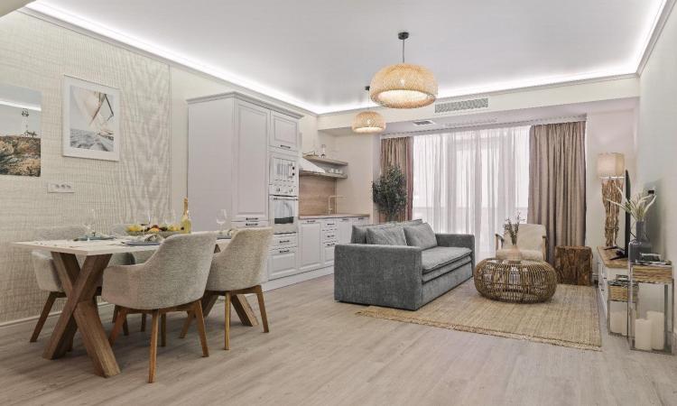 Titanic White, apartament lux, vedere frontala la mare