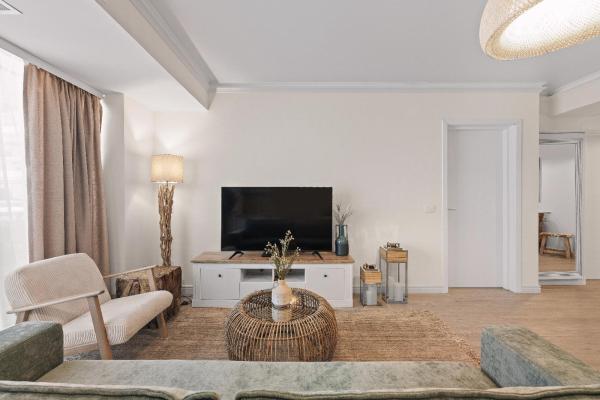 Titanic White, apartament lux, vedere frontala la mare