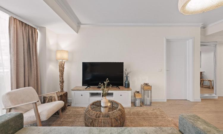 Titanic White, apartament lux, vedere frontala la mare