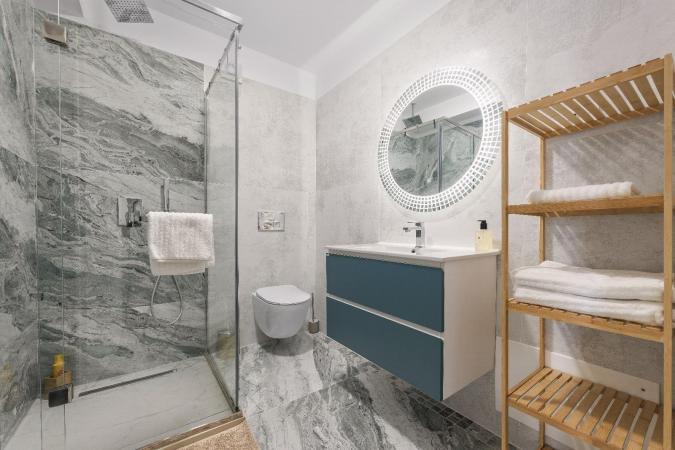 Titanic White, apartament lux, vedere frontala la mare