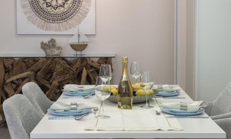 Titanic White, apartament lux, vedere frontala la mare