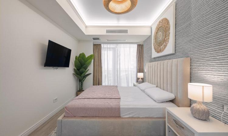 Titanic White, apartament lux, vedere frontala la mare