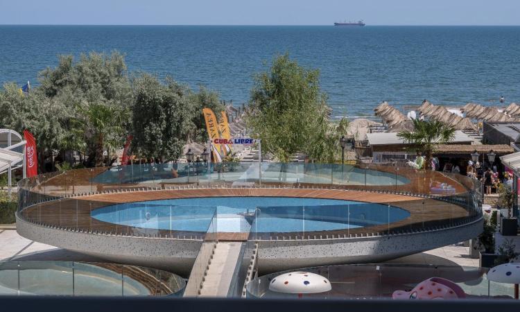Titanic White, apartament lux, vedere frontala la mare