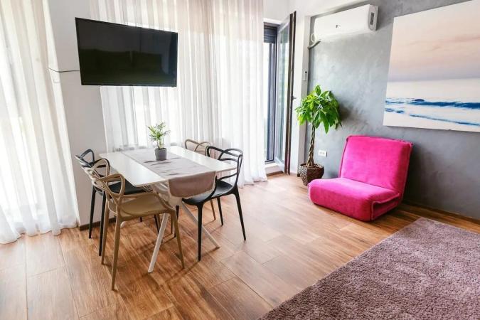 Mamaia Nord, apartament lux, parter cu balcon, zona Lidl-Uzina de pizza