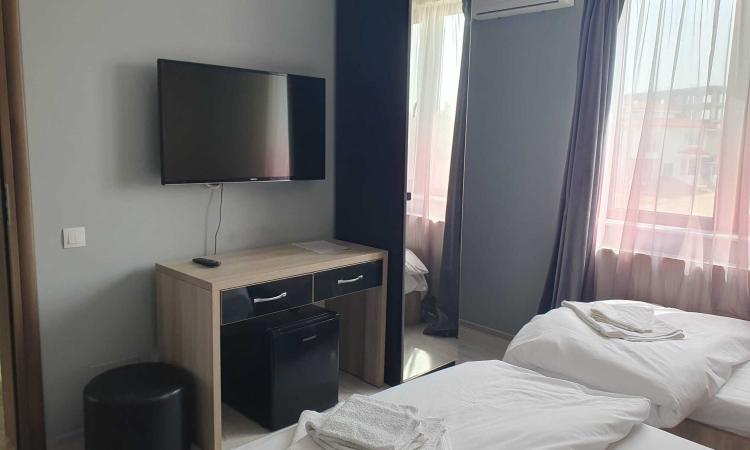 Mamaia Sat , pensiune 10 camere, 10 bai, posibilitate rate