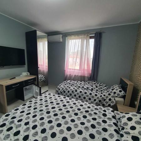 Mamaia Sat , pensiune 10 camere, 10 bai, posibilitate rate