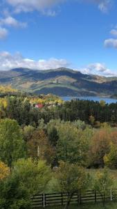 ceahlau , 14000mp, vedere superba catre lac