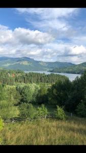 ceahlau , 14000mp, vedere superba catre lac