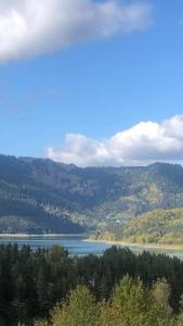 ceahlau , 14000mp, vedere superba catre lac