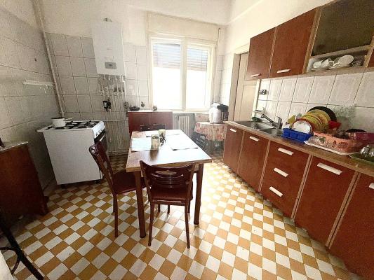Proprietate rară lângă Piața Romană – 145 mp, clădire cu istorie, lift functional
