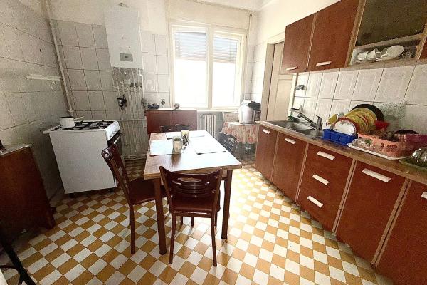 Proprietate rară lângă Piața Romană – 145 mp, clădire cu istorie, lift functional
