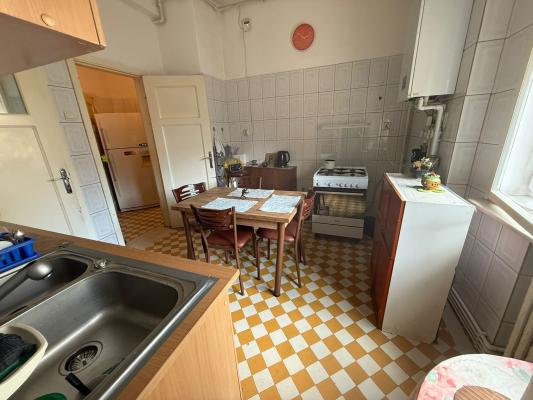 Proprietate rară lângă Piața Romană – 145 mp, clădire cu istorie, lift functional