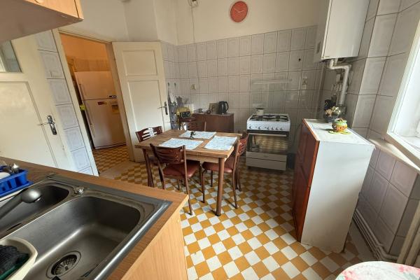 Proprietate rară lângă Piața Romană – 145 mp, clădire cu istorie, lift functional