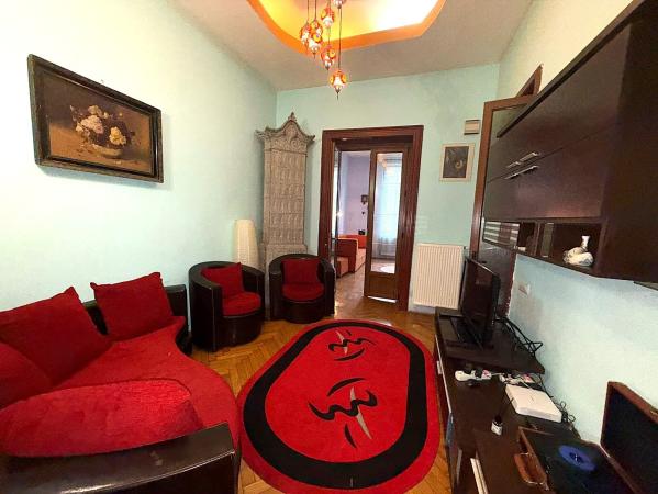 Apartament in vila, 4 camere, intrare separata, curte proprie, vizavi de Parcul Cismigiu