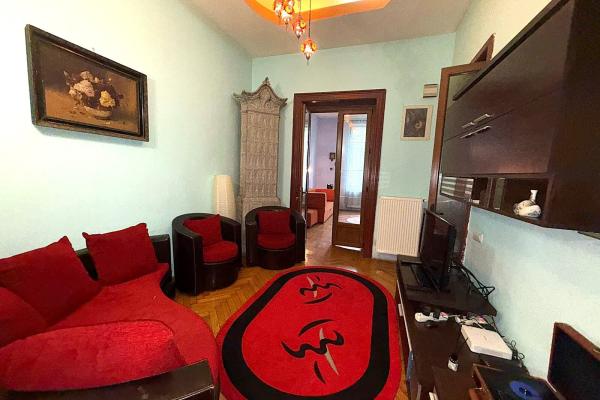 Apartament in vila, 4 camere, intrare separata, curte proprie, vizavi de Parcul Cismigiu