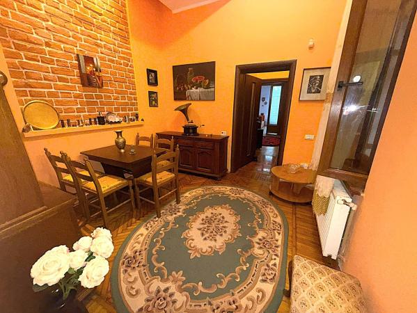 Apartament in vila, 4 camere, intrare separata, curte proprie, vizavi de Parcul Cismigiu