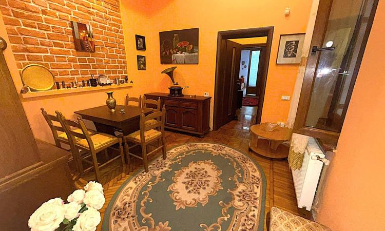 Apartament in vila, 4 camere, intrare separata, curte proprie, vizavi de Parcul Cismigiu