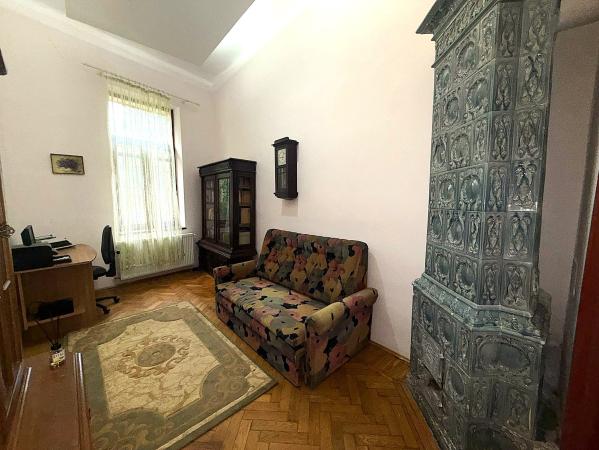 Apartament in vila, 4 camere, intrare separata, curte proprie, vizavi de Parcul Cismigiu