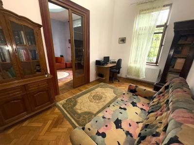 Apartament in vila, 4 camere, intrare separata, curte proprie, vizavi de Parcul Cismigiu