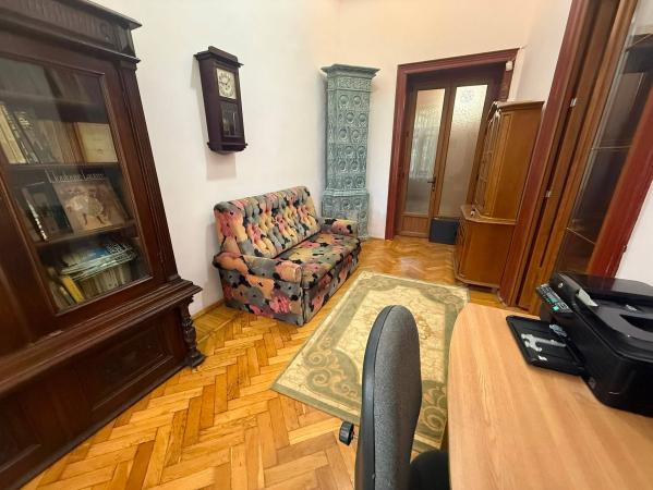 Apartament in vila, 4 camere, intrare separata, curte proprie, vizavi de Parcul Cismigiu