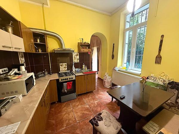 Apartament in vila, 4 camere, intrare separata, curte proprie, vizavi de Parcul Cismigiu