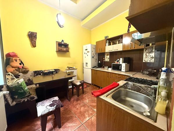 Apartament in vila, 4 camere, intrare separata, curte proprie, vizavi de Parcul Cismigiu