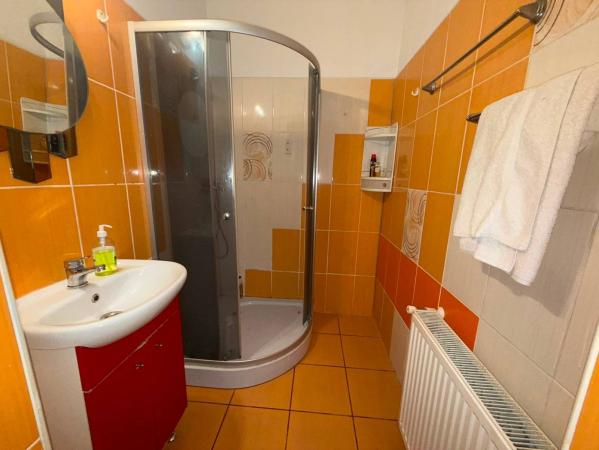 Apartament in vila, 4 camere, intrare separata, curte proprie, vizavi de Parcul Cismigiu