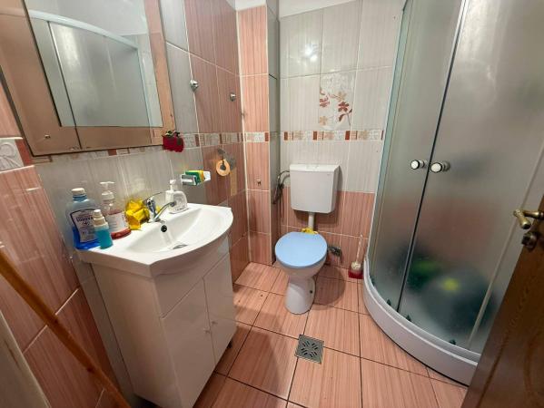 Apartament in vila, 4 camere, intrare separata, curte proprie, vizavi de Parcul Cismigiu