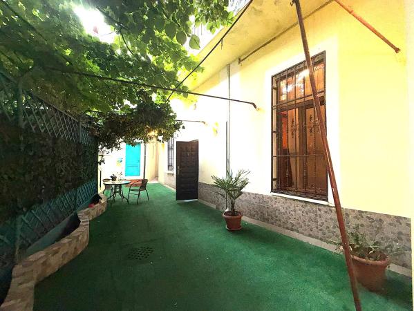 Apartament in vila, 4 camere, intrare separata, curte proprie, vizavi de Parcul Cismigiu