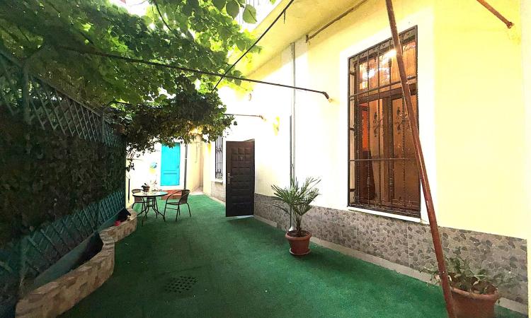 Apartament in vila, 4 camere, intrare separata, curte proprie, vizavi de Parcul Cismigiu