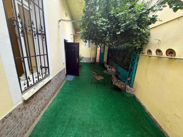 Apartament in vila, 4 camere, intrare separata, curte proprie, vizavi de Parcul Cismigiu