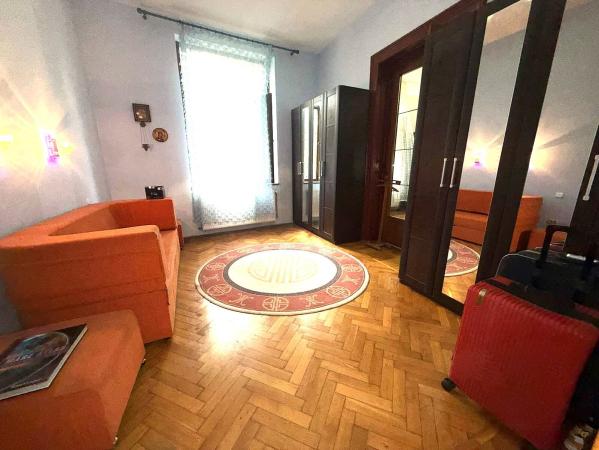 Apartament in vila, 4 camere, intrare separata, curte proprie, vizavi de Parcul Cismigiu