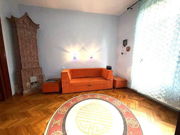Apartament in vila, 4 camere, intrare separata, curte proprie, vizavi de Parcul Cismigiu