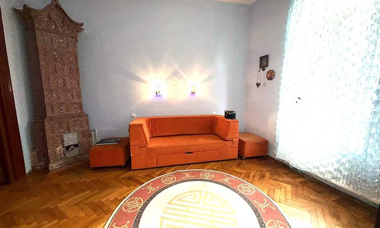 Apartament in vila, 4 camere, intrare separata, curte proprie, vizavi de Parcul Cismigiu