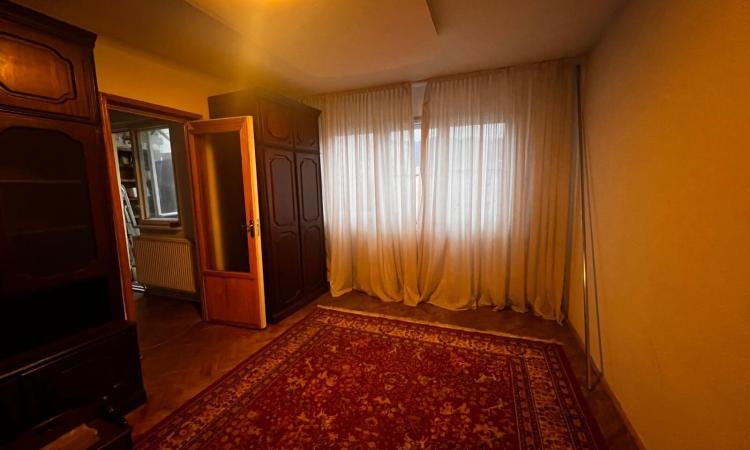 Apartament 3 camere,zona Spitalul Judetean Cuza Vodă