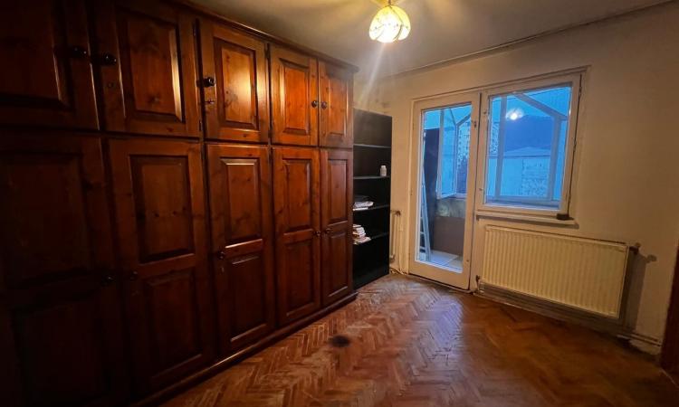 Apartament 3 camere,zona Spitalul Judetean Cuza Vodă